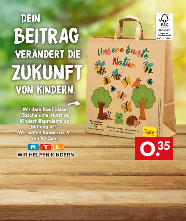 Diese Grafik zeigt auf einem Holztisch vor einem unscharfen gr&uuml;nen Naturhintergrund mit Sonnenlicht eine braune Papiertasche mit Kinderzeichnungen von Bienen, Schmetterlingen, V&ouml;geln, B&auml;umen, einer Schnecke, einem Frosch und einem Igel sowie dem Schriftzug &bdquo;Unsere bunte Natur&ldquo;. Links steht gro&szlig;: &bdquo;Dein Beitrag ver&auml;ndert die Zukunft von Kindern.&ldquo; Darunter steht: &bdquo;Mit dem Kauf dieser Tasche unterst&uuml;tzt du Kinderhilfsprojekte der Stiftung RTL &ndash; Wir helfen Kindern e. V. mit zehn Cent.&ldquo; Unter dem Text ist das RTL-Logo mit &bdquo;Wir helfen Kindern&ldquo; zu sehen. Rechts neben der Tasche befindet sich ein FSC-Recycled-Siegel mit dem Hinweis auf recyceltes Papier. Unten rechts steht der Preis von f&uuml;nfunddrei&szlig;ig Cent. Unten mittig befindet sich ein Button mit der Aufschrift &bdquo;Hier mehr erfahren&ldquo;, der zum Klicken einl&auml;dt.