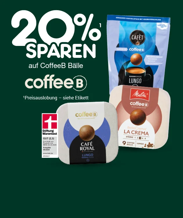 Diese Grafik zeigt auf dunkelgr&uuml;nem Hintergrund den Werbetext &bdquo;zwanzig Prozent sparen&ldquo; mit hochgestellter Fu&szlig;note &bdquo;eins&ldquo;, darunter &bdquo;auf CoffeeB B&auml;lle&ldquo; und das Logo &bdquo;coffeeB&ldquo;. Rechts sind drei Produktpackungen zu sehen: CAF&Eacute;T coffeeB Lungo, Melitta coffeeB BellaCrema La Crema und coffeeB von Caf&eacute; Royal Lungo; auf der Melitta-Packung steht au&szlig;erdem &bdquo;St&auml;rke eins bis f&uuml;nf&ldquo; und &bdquo;coffee balls&ldquo;. Unten links ist ein Filiale-Symbol. Daneben steht ein Stiftung-Warentest-Hinweis mit &bdquo;Gut, zwei Komma drei&ldquo;, &bdquo;ermittelt am Produkt mit Mindesthaltbarkeitsdatum neunter M&auml;rz zweitausendsechsundzwanzig&ldquo;, &bdquo;Ausgabe neun aus zweitausendf&uuml;nfundzwanzig&ldquo; und &bdquo;www.test.de&ldquo;. Unter dem Logo steht in kleiner Schrift zur hochgestellten eins &bdquo;Preisauslobung, siehe Etikett&ldquo;. Unten rechts befindet sich ein Button mit &bdquo;Weitere Angebote entdecken&ldquo;, der zum Klicken einl&auml;dt.