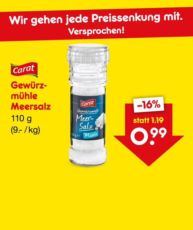 Die Grafik zeigt einen gelben Werbebanner. Oben ist ein roter Banner mit wei&szlig;er Schrift: &bdquo;Wir gehen jede Preissenkung mit. Versprochen!&ldquo;. Links steht das Carat-Logo und der Text &bdquo;Gew&uuml;rzm&uuml;hle Meersalz&ldquo;, darunter &bdquo;einhundertzehn Gramm&ldquo; sowie &bdquo;neun Euro pro Kilogramm&ldquo;. In der Mitte ist die Abbildung der Carat-Gew&uuml;rzm&uuml;hle Meersalz. Rechts ist ein roter Pfeil nach unten mit &bdquo;minus sechzehn Prozent&ldquo;, &bdquo;statt ein Euro neunzehn&ldquo; jetzt &bdquo;neunundneunzig Cent&ldquo;. Unten mittig ist ein Button &bdquo;Weitere preisgesenkte Artikel&ldquo;, der zum Klicken einl&auml;dt.