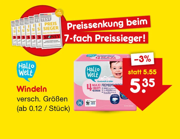 Diese Grafik mit gelben Hintergrund zeigt die &Uuml;berschrift in roten K&auml;sten und wei&szlig;er Schrift &bdquo;Preissenkung beim siebenfach Preissieger&ldquo; mit mehreren hintereinander aufgef&auml;cherten Testsieger-Siegeln. Beworben werden &bdquo;Hallo Welt&ldquo; Windeln in verschiedenen Gr&ouml;&szlig;en, ab zw&ouml;lf Cent pro St&uuml;ck. Daneben steht die Preis&auml;nderung: minus drei Prozent, statt f&uuml;nf Euro f&uuml;nfundf&uuml;nfzig jetzt f&uuml;nf Euro f&uuml;nfunddrei&szlig;ig. Unten l&auml;dt der Button &bdquo;Weitere preisgesenkte Artikel&ldquo; zum Klicken ein.