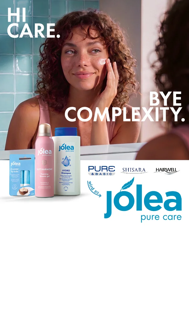 Diese Grafik zeigt auf hellblauem Hintergrund den diagonalen Hinweis &bdquo;Neues Design, gleiche Qualit&auml;t&ldquo;, die gro&szlig;en Texte &bdquo;Hi Care&ldquo; und &bdquo;Bye Complexity.&ldquo; sowie die Umstellung der Marken &bdquo;Pure Basic&ldquo;, &bdquo;Shisara&ldquo; und &bdquo;Hairwell&ldquo; zu &bdquo;jolea pure care&ldquo;. Rechts ist dazu das neue Logo &bdquo;jolea pure care&ldquo; mit Feder auf dem Buchstaben O abgebildet. In der Mitte sind drei Pflegeprodukte zu sehen: ein &bdquo;jolea pure care Classic lip balm&ldquo; im Zweierpack, ein rosafarbenes &bdquo;jolea professional Soft Harmony Foaming Shower Gel&ldquo; und ein wei&szlig;es &bdquo;jolea pure care Hydro Shampoo&ldquo;. Unten links ist ein Filiale-Symbol zu sehen, unten rechts l&auml;dt ein Button mit der Aufschrift &bdquo;Hier mehr erfahren&ldquo; zum Klicken ein.