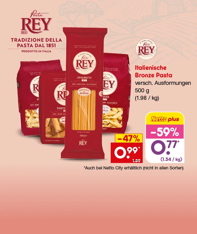 Diese Grafik zeigt Pasta der Marke &bdquo;REY&ldquo; mit dem Schriftzug &bdquo;Tradizione della Pasta dal eintausendachthunderteinundf&uuml;nfzig&ldquo; sowie mehreren Packungen (unter anderem Spaghetti) vor hellem Hintergrund; unten links steht &bdquo;Italienische Bronze Pasta, versch. Ausformungen, f&uuml;nfhundert Gramm (entspricht ein Euro achtundneunzig pro Kilogramm)&ldquo;, daneben ein Preisschild mit &bdquo;minus siebenundvierzig Prozent&ldquo; und dem Preis neunundneunzig Cent, rechts ein Netto-plus-Preisschild mit &bdquo;minus neunundf&uuml;nfzig Prozent&ldquo; und dem Preis siebenundsiebzig Cent (entspricht vierundf&uuml;nfzig Cent pro Kilogramm); unten befindet sich ein Button &bdquo;Weitere Angebote entdecken&ldquo;, der zum Klicken einl&auml;dt.