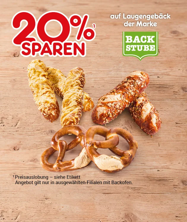 Diese Grafik zeigt auf einem Holzuntergrund den Hinweis &bdquo;zwanzig Prozent sparen&ldquo; auf Laugengeb&auml;ck der Marke &bdquo;Backstube&ldquo;. Abgebildet sind mehrere Laugengeb&auml;ckst&uuml;cke, darunter eine Brezel und K&auml;se- sowie K&ouml;rnerstangen. Unten links steht der Sternchentext &bdquo;Preisauslobung &ndash; siehe Etikett&ldquo; sowie der Hinweis &bdquo;Angebot gilt nur in ausgew&auml;hlten Filialen mit Backofen&ldquo;. Ganz unten l&auml;dt ein Button mit der Aufschrift &bdquo;Weitere Sparangebote entdecken&ldquo; zum Klicken ein.