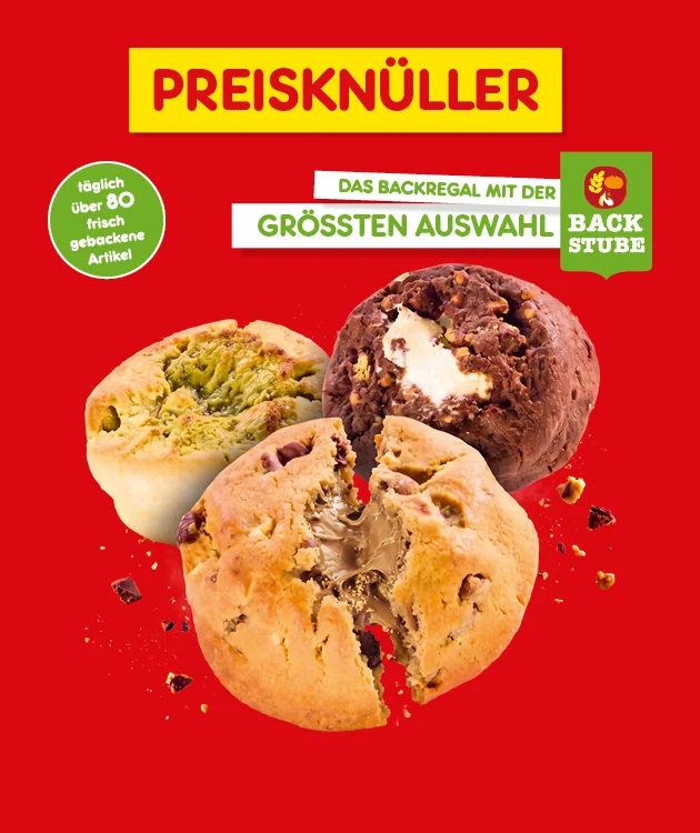 Diese Grafik zeigt auf rotem Hintergrund oben den Schriftzug &bdquo;Preiskn&uuml;ller&ldquo;. Darunter steht auf einem gr&uuml;nen Banner &bdquo;Das Backregal mit der gr&ouml;&szlig;ten Auswahl in der Backstube&ldquo;. Links weist ein gr&uuml;ner Kreis darauf hin, dass t&auml;glich &uuml;ber 80 frisch gebackene Artikel angeboten werden. Im Mittelpunkt sind drei gro&szlig;e Cookies mit Schokoladenst&uuml;cken und N&uuml;ssen sowie verstreute Schokoladenst&uuml;cke abgebildet. Unten in der Mitte l&auml;dt ein Button mit der Aufschrift &bdquo;Weitere Angebote entdecken&ldquo; zum Klicken ein.