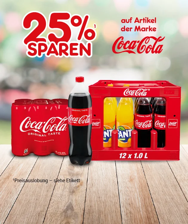 Diese Grafik zeigt einen hellen Hintergrund mit dem Schriftzug &bdquo;f&uuml;nfundzwanzig Prozent sparen auf Artikel der Marke Coca-Cola&ldquo;. Zu sehen sind Coca-Cola-Dosen, eine Flasche Coca-Cola, ein Getr&auml;nkekasten mit Coca-Cola- und Fanta-Flaschen sowie der Hinweis &bdquo;zw&ouml;lf mal ein Liter&ldquo;. Unten steht klein &bdquo;Preisauslobung &ndash; siehe Etikett&ldquo;, und unten l&auml;dt der Button &bdquo;Weitere Sparangebote entdecken&ldquo; zum Klicken ein.