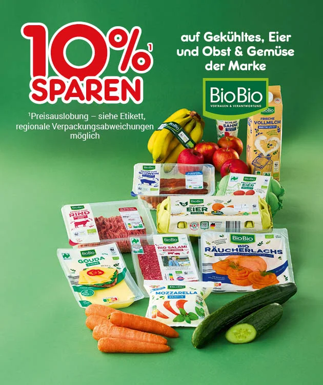 Diese Grafik zeigt auf gr&uuml;nem Hintergrund links gro&szlig; den Schriftzug &bdquo;zehn Prozent sparen&ldquo; mit einer hochgestellten Eins. Rechts daneben steht: &bdquo;auf Gek&uuml;hltes, Eier und Obst und Gem&uuml;se der Marke BioBio&ldquo;. Darunter steht die Aufl&ouml;sung der hochgestellten Eins: &bdquo;Preisauslobung &ndash; siehe Etikett&ldquo;. Im unteren Bereich sind verschiedene BioBio-Produkte abgebildet, darunter Bananen, &Auml;pfel, Milch, Eier, K&auml;se, Lachs, Wurst, Hackfleisch, Mozzarella, Gurke und Karotten. Ganz unten befindet sich ein wei&szlig;er Button mit roter Umrandung und der Aufschrift &bdquo;Jetzt Angebote entdecken&ldquo;, der zum Klicken einl&auml;dt.