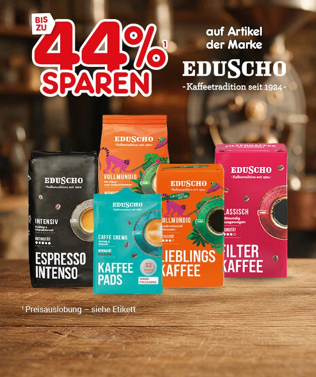 Diese Grafik zeigt auf einem warmen, unscharfen Hintergrund mit Kaffeemaschine und Holzfl&auml;che den Hinweis &bdquo;bis zu vierundvierzig Prozent sparen&ldquo; sowie den Text &bdquo;auf Artikel der Marke Eduscho, Kaffeetradition seit neunzehnhundertvierundzwanzig&ldquo;. Davor stehen mehrere Eduscho-Produkte, darunter &bdquo;Espresso Intenso&ldquo;, &bdquo;Kaffee Pads Caff&egrave; Crema&ldquo;, &bdquo;Vollmundig&ldquo;, &bdquo;Lieblingskaffee&ldquo; und &bdquo;Klassisch Filter Kaffee&ldquo;. Unten steht der Hinweis &bdquo;Preisauslobung &ndash; siehe Etikett&ldquo;. Ganz unten l&auml;dt ein Button mit der Aufschrift &bdquo;Weitere Sparangebote entdecken&ldquo; zum Klicken ein.