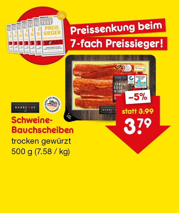 Diese Grafik zeigt auf gelbem Hintergrund eine Werbung mit dem Hinweis &bdquo;Preissenkung beim siebenfachen Preissieger&ldquo;. Zu sehen sind mehrere Testsieger-Magazine, die Produktabbildung von Barbeque Schweine-Bauchscheiben, trocken gew&uuml;rzt, f&uuml;nfhundert Gramm, sieben Euro achtundf&uuml;nfzig pro Kilogramm, sowie die Logos von Barbeque und &bdquo;Gutes aus deutscher Landwirtschaft&ldquo;. Rechts weist ein roter Pfeil auf minus f&uuml;nf Prozent hin, statt drei Euro neunundneunzig jetzt drei Euro neunundsiebzig. Unten steht der Button &bdquo;Weitere preisgesenkte Artikel&ldquo;, der zum Klicken einl&auml;dt.