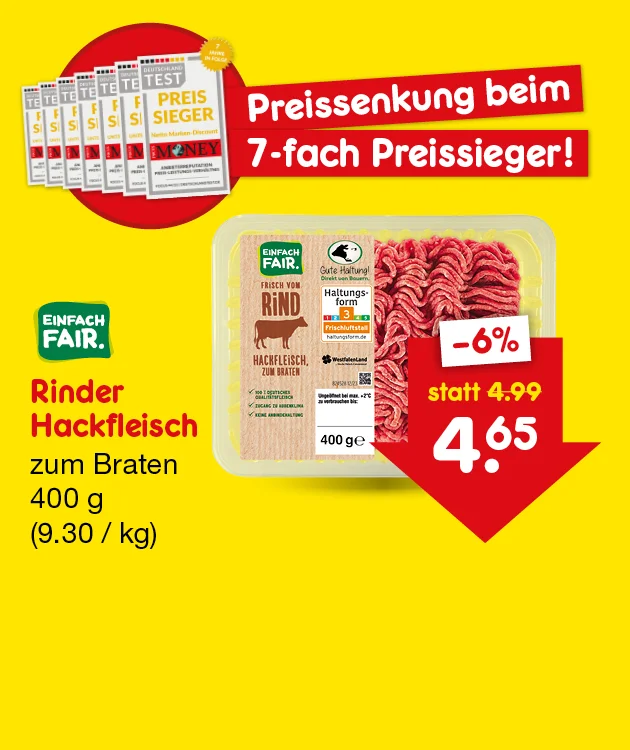 Diese Grafik zeigt auf gelbem Hintergrund eine Werbung mit dem Hinweis &bdquo;Preissenkung beim siebenfachen Preissieger&ldquo;. Zu sehen sind mehrere Testsieger-Magazine, die Produktabbildung von Barbeque Schweine-Bauchscheiben, trocken gew&uuml;rzt, f&uuml;nfhundert Gramm, sieben Euro achtundf&uuml;nfzig pro Kilogramm, sowie die Logos von Barbeque und &bdquo;Gutes aus deutscher Landwirtschaft&ldquo;. Rechts weist ein roter Pfeil auf minus f&uuml;nf Prozent hin, statt drei Euro neunundneunzig jetzt drei Euro neunundsiebzig. Unten steht der Button &bdquo;Weitere preisgesenkte Artikel&ldquo;, der zum Klicken einl&auml;dt.