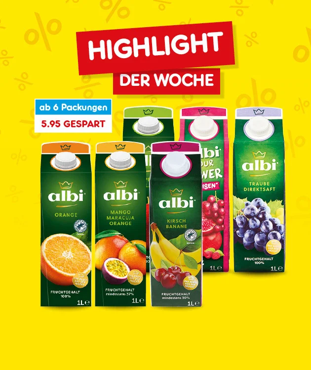 Das Bild zeigt sechs Getr&auml;nkekartons der Marke albi in verschiedenen Sorten: Orange, Mango Maracuja Orange, Kirsch Banane, Rote Fr&uuml;chte, Multivitamin und Traube Direktsaft. Im Hintergrund ist ein gelber Farbverlauf mit Prozentzeichen. Oben steht in wei&szlig;er Schrift auf rotem Hintergrund &bdquo;Highlight der Woche&ldquo;. Links daneben ist ein blauer Kasten mit der wei&szlig;en Aufschrift &bdquo;ab sechs Packungen&ldquo;, darunter in rot &bdquo;f&uuml;nf Euro f&uuml;nfundneunzig gespart&ldquo;. Unten mittig ein wei&szlig;es Feld mit roter Schrift: &bdquo;Weitere Angebote entdecken&ldquo;, das zum Klicken einl&auml;dt.