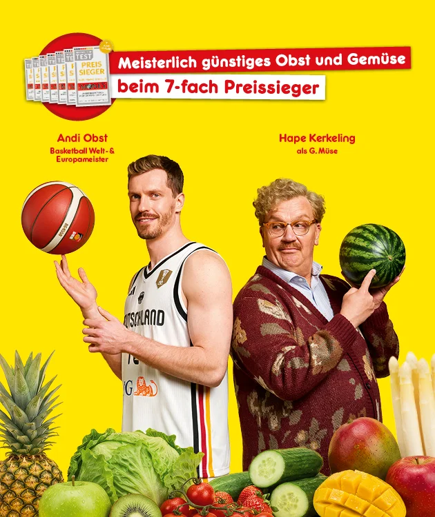 Diese Grafik zeigt einen gelben Hintergrund mit dem Text &bdquo;Meisterlich g&uuml;nstiges Obst und Gem&uuml;se beim siebenfach Preissieger&ldquo; sowie mehreren &bdquo;Deutschland Test&ldquo;-Titelbl&auml;ttern mit der Auszeichnung &bdquo;Preissieger&ldquo; und dem Hinweis &bdquo;sieben Jahre in Folge&ldquo;. In der Mitte stehen zwei Personen: links &bdquo;Andi Obst, Basketball-Welt- & Europameister&ldquo;, der einen Basketball h&auml;lt, und rechts &bdquo;Hape Kerkeling als G. M&uuml;se&ldquo;, der eine Wassermelone h&auml;lt. Unten sind Obst und Gem&uuml;se abgebildet, darunter Ananas, ein gr&uuml;ner Apfel, Salat, Gurke, Tomaten und Spargel. Unten rechts l&auml;dt ein Button mit der Aufschrift &bdquo;Hier mehr erfahren&ldquo; zum Klicken ein.