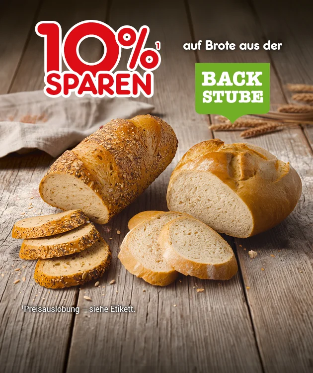 Diese Grafik zeigt auf einem rustikalen Holztisch vor dunklem Holz-Hintergrund mehrere Brote und Brotscheiben, darunter ein angeschnittenes K&ouml;rnerbrot, ein rundes helles Brot und zwei helle Brotscheiben, daneben liegen einzelne Getreidehalme und links oben ein helles Tuch. Oben links steht gro&szlig; &bdquo;zehn Prozent sparen&ldquo;, rechts daneben der Text &bdquo;auf Brote aus der Backstube&ldquo; mit gr&uuml;nem Backstube-Schild. Unten links steht als Hinweistext &bdquo;Preisauslobung &ndash; siehe Etikett&ldquo;. Ganz unten befindet sich ein wei&szlig;er Button mit roter Umrandung und der Aufschrift &bdquo;Weitere Sparangebote entdecken&ldquo;, der zum Klicken einl&auml;dt.