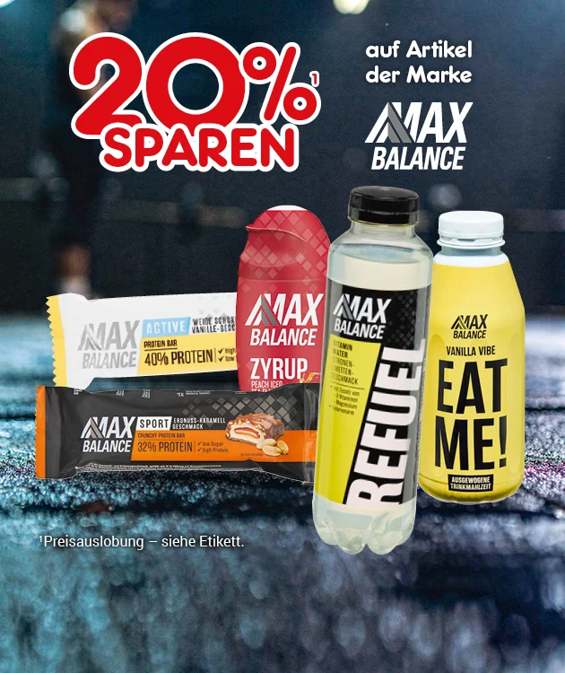 Diese Grafik zeigt auf einem dunkel gehaltenen, unscharfen Hintergrund mit sportlich wirkender Bodenfl&auml;che die Aussage &bdquo;zwanzig Prozent sparen auf Artikel der Marke MAX BALANCE&ldquo;. Abgebildet sind zwei MAX-BALANCE-Proteinriegel, eine rote Flasche MAX-BALANCE-Zyrup und eine helle Flasche MAX-BALANCE-Refresh-Getr&auml;nk. Der Hinweis lautet: &bdquo;Preisabbildung &ndash; siehe Etikett.&ldquo; Der wei&szlig;e Button unten l&auml;dt zum Klicken ein: &bdquo;Weitere Sparangebote entdecken&ldquo;.