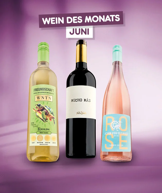 Diese Grafik zeigt vor violettem Hintergrund den Hinweis &bdquo;Wein des Monats Juni&ldquo; sowie drei Weinflaschen: links eine Flasche Riesling trocken, in der Mitte Mucho M&aacute;s Rotwein und rechts eine Flasche Ros&eacute;. Unten befindet sich ein Button mit der Aufschrift &bdquo;Weitere Angebote entdecken&ldquo;, der zum Klicken einl&auml;dt.