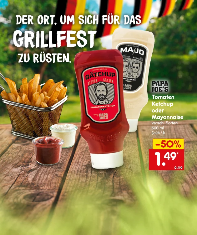 Diese Grafik zeigt eine Werbeanzeige zum Thema Grillfest. Links steht in gro&szlig;er wei&szlig;er Schrift der Slogan &bdquo;Der Ort, um sich f&uuml;r das Grillfest zu r&uuml;sten.&ldquo; Auf einem Holztisch sind Pommes in einem Metallkorb sowie zwei Dipschalen zu sehen. Im Mittelpunkt stehen eine Flasche &bdquo;Papa Joe&rsquo;s G&auml;tchup&ldquo; und eine Flasche &bdquo;Papa Joe&rsquo;s Majo&ldquo;. Rechts daneben steht der Angebotstext f&uuml;r &bdquo;Papa Joe&rsquo;s Tomaten Ketchup oder Mayonnaise, versch. Sorten, 500 ml&ldquo;. Ein rotes Preisschild zeigt den reduzierten Preis von 1,49 Euro statt 2,99 Euro bei 50 Prozent Ersparnis. Unten links ist ein Filiale-Symbol, unten rechts ein Button mit der Aufschrift &bdquo;Jetzt Angebote entdecken&ldquo;.
