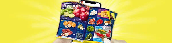 Grafik mit gelbem Strahlenhintergrund. Im Vordergrund h&auml;lt eine Hand ein aufgeschlagenes Prospekt mit verschiedenen Angeboten vor ein Smartphone. Im Prospekt sind z.B. abgebildet: &Auml;pfel, Kiwis, Lychees, Clementinen, Kartoffeln, Karotten, Zwiebeln, Eisbergsalat, Spitzpaprika, Gurken und Trauben. Auf dem Prospekt steht &bdquo;Der Ort mit Markenobst zu g&uuml;nstigen Preisen&ldquo;. Unten mittig befindet sich ein wei&szlig;er Button mit rotem Rand und der Aufschrift &bdquo;Zum digitalen Wochenprospekt&ldquo;, der zum Klicken einl&auml;dt.