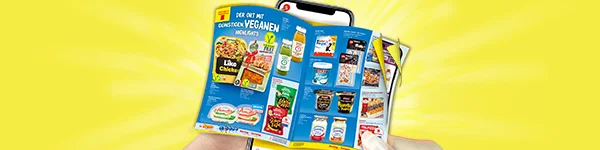 Grafik mit gelbem Strahlenhintergrund. Im Vordergrund h&auml;lt eine Hand ein aufgeschlagenes Prospekt mit verschiedenen Angeboten vor ein Smartphone. Im Prospekt sind z.B. abgebildet: &Auml;pfel, Kiwis, Lychees, Clementinen, Kartoffeln, Karotten, Zwiebeln, Eisbergsalat, Spitzpaprika, Gurken und Trauben. Auf dem Prospekt steht &bdquo;Der Ort mit Markenobst zu g&uuml;nstigen Preisen&ldquo;. Unten mittig befindet sich ein wei&szlig;er Button mit rotem Rand und der Aufschrift &bdquo;Zum digitalen Wochenprospekt&ldquo;, der zum Klicken einl&auml;dt.