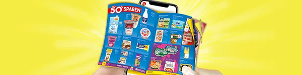 Eine Hand h&auml;lt ein aufgeschlagenes, buntes Prospekt mit blauer Titelseite vor ein Smartphone, das im Hintergrund sichtbar ist. Auf dem Prospekt steht in gro&szlig;er wei&szlig;-roter Schrift: &bdquo;Bis zu f&uuml;nfzig Prozent sparen&ldquo;. Abgebildet sind verschiedene Lebensmittelangebote wie Joghurt, K&auml;se, Milchprodukte und weitere Artikel mit Preisangaben und Produktbildern. Der Hintergrund ist leuchtend gelb mit Strahlen, die von der Mitte ausgehen. Unten mittig befindet sich ein wei&szlig;er Button mit rotem Rand und roter Schrift: &bdquo;Zum digitalen Wochenprospekt&ldquo;, der zum Klicken einl&auml;dt.