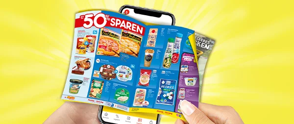 Bild mit gelbem Hintergrund und Strahlen. Eine Hand h&auml;lt ein Smartphone, auf dessen Display ein digitaler Netto-Prospekt mit vielen Produkten zu sehen ist. Oben steht &bdquo;einundf&uuml;nfzig Prozent sparen&ldquo;. Unten mittig ein wei&szlig;er Button mit roter Umrandung und roter Schrift &bdquo;Zum digitalen Wochenprospekt&ldquo;; der zum Klicken einl&auml;dt.