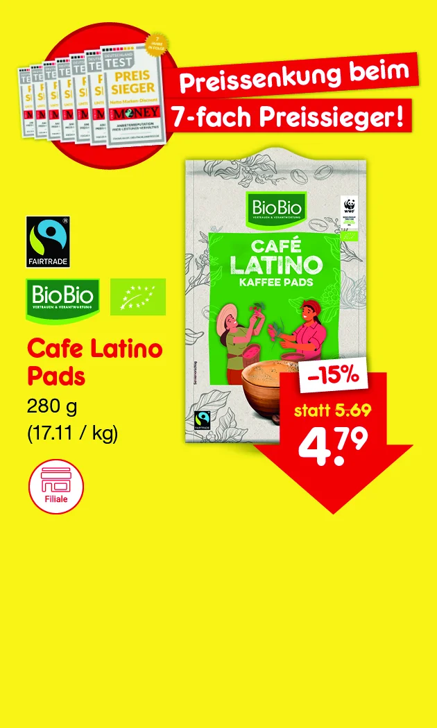 Diese Grafik zeigt auf gelbem Hintergrund links oben hintereinander gestellte Testsieger-Auszeichnungen und den Schriftzug &bdquo;Preissenkung beim siebenfach Preissieger!&ldquo;. In der Mitte ist die Packung &bdquo;BioBio Caff&egrave; Latino Kaffeepads&ldquo; mit BioBio-, EU-Bio- und Fairtrade-Siegeln zu sehen. Links steht &bdquo;Cafe Latino Pads, zweihundertachtzig Gramm, siebzehn Euro elf pro Kilogramm&ldquo;. Rechts zeigt ein roter Pfeil &bdquo;minus f&uuml;nfzehn Prozent&ldquo;, &bdquo;statt f&uuml;nf Euro neunundsechzig&ldquo; und den neuen Preis &bdquo;vier Euro neunundsiebzig&ldquo;. Unten befindet sich der Button &bdquo;Weitere preisgesenkte Artikel&ldquo;, der zum Klicken einl&auml;dt.
