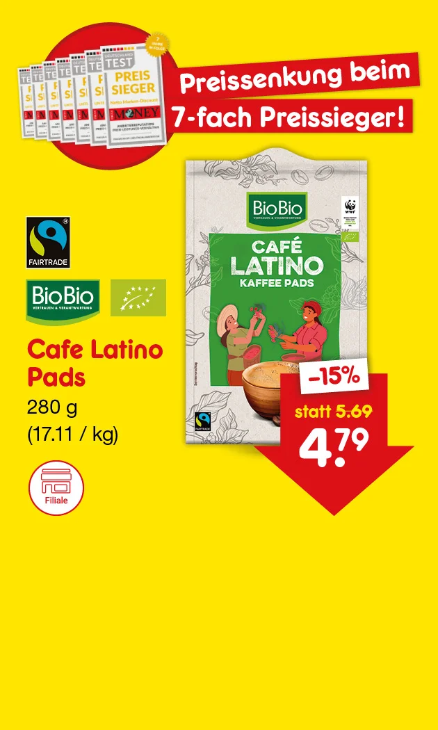 Diese Grafik zeigt auf gelbem Hintergrund links oben hintereinander gestellte Testsieger-Auszeichnungen und den Schriftzug &bdquo;Preissenkung beim siebenfach Preissieger!&ldquo;. In der Mitte ist die Packung &bdquo;BioBio Caff&egrave; Latino Kaffeepads&ldquo; mit BioBio-, EU-Bio- und Fairtrade-Siegeln zu sehen. Links steht &bdquo;Cafe Latino Pads, zweihundertachtzig Gramm, siebzehn Euro elf pro Kilogramm&ldquo;. Rechts zeigt ein roter Pfeil &bdquo;minus f&uuml;nfzehn Prozent&ldquo;, &bdquo;statt f&uuml;nf Euro neunundsechzig&ldquo; und den neuen Preis &bdquo;vier Euro neunundsiebzig&ldquo;. Unten befindet sich der Button &bdquo;Weitere preisgesenkte Artikel&ldquo;, der zum Klicken einl&auml;dt.