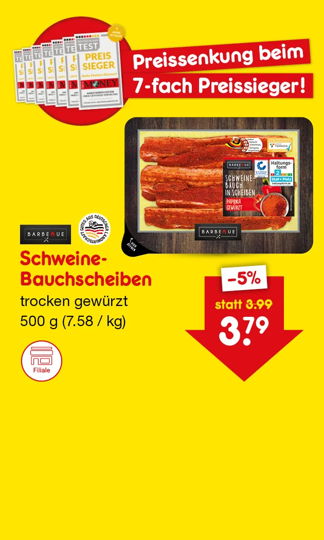 Diese Grafik zeigt auf gelbem Hintergrund eine Werbung mit dem Hinweis &bdquo;Preissenkung beim siebenfachen Preissieger&ldquo;. Zu sehen sind mehrere Testsieger-Magazine, die Produktabbildung von Barbeque Schweine-Bauchscheiben, trocken gew&uuml;rzt, f&uuml;nfhundert Gramm, sieben Euro achtundf&uuml;nfzig pro Kilogramm, sowie die Logos von Barbeque und &bdquo;Gutes aus deutscher Landwirtschaft&ldquo;. Rechts weist ein roter Pfeil auf minus f&uuml;nf Prozent hin, statt drei Euro neunundneunzig jetzt drei Euro neunundsiebzig. Unten steht der Button &bdquo;Weitere preisgesenkte Artikel&ldquo;, der zum Klicken einl&auml;dt.