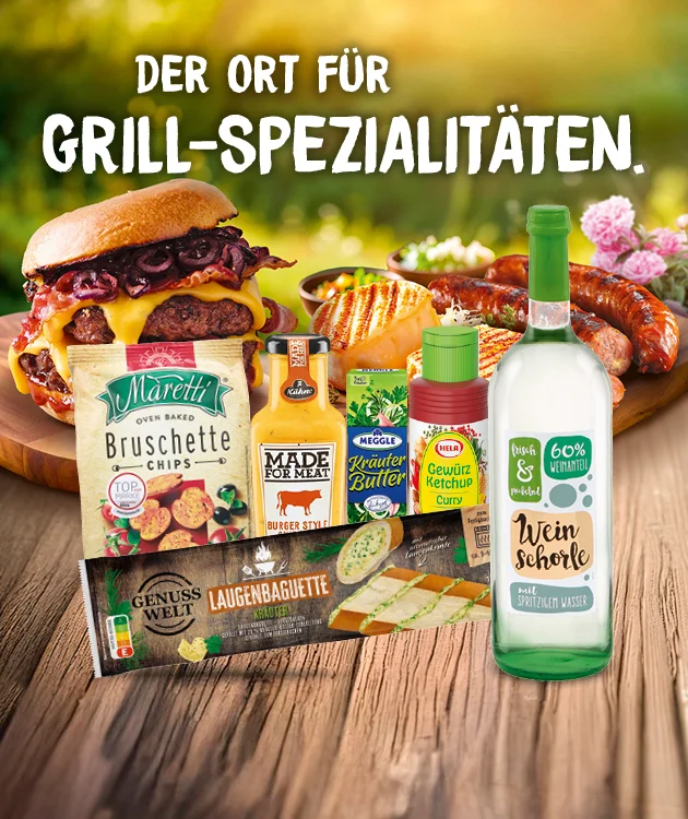 Diese Grafik zeigt &bdquo;Der Ort f&uuml;r Grill-Spezialit&auml;ten&ldquo; mit verschiedenen Grillprodukten (unter anderem Bruschetta, Marinade, Senf und Wein) auf einer Holzfl&auml;che vor einer sommerlichen Outdoor-Szene mit unscharfem Gr&uuml;n und warmem Licht sowie dem Button &bdquo;Jetzt Angebote entdecken&ldquo;, der unten zum Klicken einl&auml;dt.