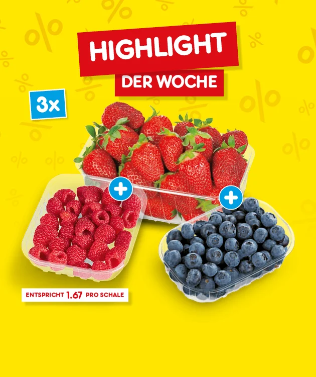 Gelber Hintergrund mit dezenten Prozentzeichen; oben rote Banner mit wei&szlig;er Schrift: &bdquo;Highlight der Woche&ldquo;. Links ein blaues Feld: &bdquo;dreimal&ldquo;. In der Mitte drei Obstschalen mit Erdbeeren, Himbeeren und Blaubeeren, dazwischen blaue Plus-Symbole zum Kombinieren. Unten Hinweis: &bdquo;Entspricht ein Euro siebenundsechzig Cent pro Schale&ldquo;. Ganz unten ein Button &bdquo;Weitere Angebote entdecken&ldquo;, der zum Klicken einl&auml;dt.