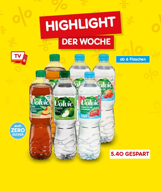 Diese Grafik zeigt auf gelbem Hintergrund mit dezenten Prozentzeichen den Schriftzug &bdquo;Highlight der Woche&ldquo; auf roten Schildern, darunter f&uuml;nf Volvic-Getr&auml;nkeflaschen in verschiedenen Sorten, links ein kleines TV-Symbol und einen blauen Kreis mit der Aufschrift &bdquo;auch Zero Zucker&ldquo;, rechts ein blaues Schild mit &bdquo;ab sechs Flaschen&ldquo; sowie unten rechts den Hinweis &bdquo;f&uuml;nf Euro vierzig gespart&ldquo;. Ganz unten steht der Button &bdquo;Weitere Angebote entdecken&ldquo;, der zum Klicken einl&auml;dt.