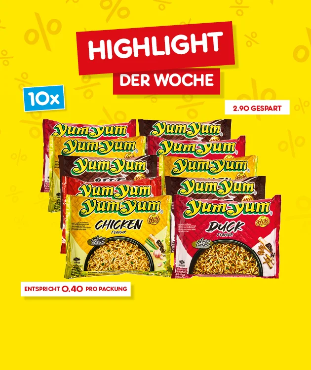 Gelber Hintergrund mit dezent eingestreuten Prozentzeichen. Oben mittig rotes Banner mit wei&szlig;er Schrift &bdquo;Highlight&ldquo;, darunter roter Kasten mit wei&szlig;er Schrift &bdquo;Der Woche&ldquo;. Links oben ein blaues Feld mit &bdquo;zehn mal&ldquo;. In der Mitte mehrere Packungen Instant-Nudeln &bdquo;Yum Yum&ldquo;, sichtbar unter anderem die Sorten &bdquo;Chicken&ldquo; und &bdquo;Duck&ldquo;. Rechts oben steht in Rot &bdquo;zwei Euro neunzig gespart&ldquo;. Unten links ein roter Sternchentext-Kasten &bdquo;Entspricht vierzig Cent pro Packung&ldquo;. Ganz unten ein wei&szlig;er Button mit rotem Rand und roter Schrift &bdquo;Weitere Angebote entdecken&ldquo;, der zum Klicken einl&auml;dt.
