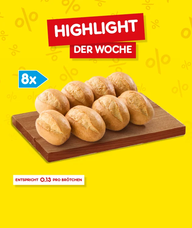 Diese Grafik zeigt einen gelben Hintergrund mit dezenten Prozentzeichen als Muster. Oben rechts steht in einem roten Label mit wei&szlig;er Schrift &bdquo;Highlight&ldquo;, darunter in einem kleineren roten Label &bdquo;der Woche&ldquo;. Links neben dem Produkt steht in einem blauen Kasten &bdquo;acht x&ldquo;. Mittig ist ein Holzbrett mit acht hellbraunen Br&ouml;tchen abgebildet. Unten links steht klein in Rot: &bdquo;entspricht dreizehn Cent pro Br&ouml;tchen&ldquo;. Ganz unten mittig ein wei&szlig;er Button mit roter Umrandung und roter Schrift &bdquo;Weitere Angebote entdecken&ldquo;, der zum Klicken einl&auml;dt.