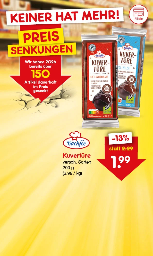 Grafik mit gelbem Hintergrund und unscharfem Supermarktregal. Oben steht in gro&szlig;en roten Buchstaben: &bdquo;Keiner hat mehr!&ldquo;. Darunter gelbe K&auml;sten mit roter Schrift: &bdquo;Preissenkungen&ldquo;. Links ein gro&szlig;er roter Pfeil nach unten mit dem Text: &bdquo;Wir haben zweitausendsechsundzwanzig bereits &uuml;ber einhundertf&uuml;nfundzwanzig Artikel dauerhaft im Preis gesenkt&ldquo;. In der Mitte ist eine Packung &bdquo;ve happy Vegane Bratwurst&ldquo; abgebildet, vier St&uuml;ck, zweihundert Gramm, vegan. Rechts daneben steht: &bdquo;Vegane Bratwurst, zweihundert Gramm (acht Euro neunundneunzig Cent pro Kilogramm)&ldquo;. Darunter ein roter Pfeil mit wei&szlig;er Schrift: &bdquo;minus zehn Prozent, statt ein Euro neunundneunzig Cent, jetzt ein Euro neunundsiebzig Cent&ldquo;. Unten rechts befindet sich ein wei&szlig;er Button mit rotem Rand und Text: &bdquo;Preisgesenkte Angebote entdecken&ldquo;, der zum Klicken einl&auml;dt. Links unten ein Symbol f&uuml;r Filiale.