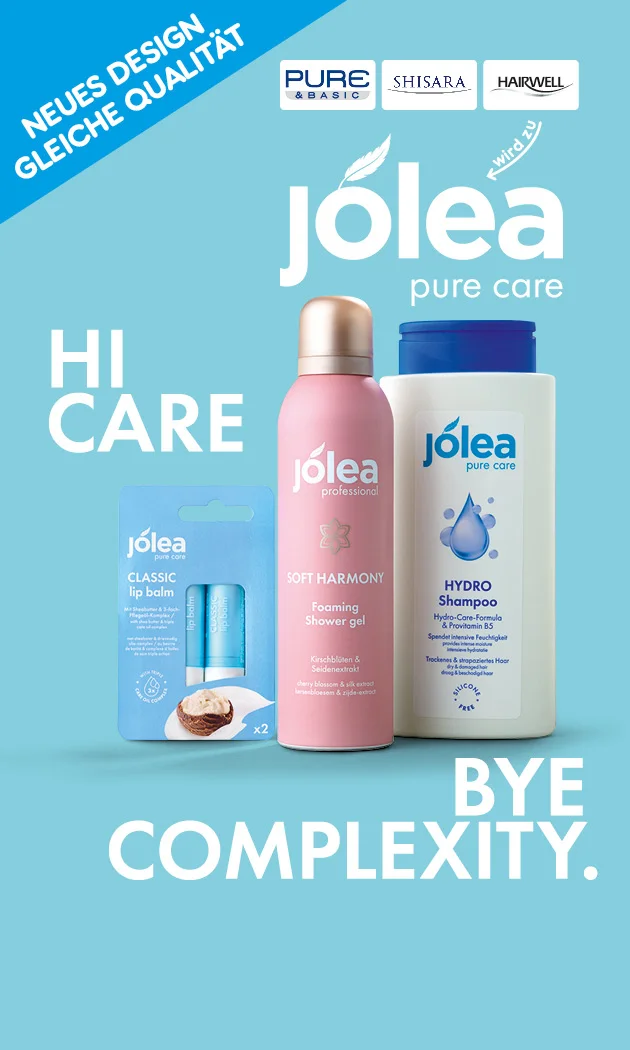 Diese Grafik zeigt auf hellblauem Hintergrund den diagonalen Hinweis &bdquo;Neues Design, gleiche Qualit&auml;t&ldquo;, die gro&szlig;en Texte &bdquo;Hi Care&ldquo; und &bdquo;Bye Complexity.&ldquo; sowie die Umstellung der Marken &bdquo;Pure Basic&ldquo;, &bdquo;Shisara&ldquo; und &bdquo;Hairwell&ldquo; zu &bdquo;jolea pure care&ldquo;. Rechts ist dazu das neue Logo &bdquo;jolea pure care&ldquo; mit Feder auf dem Buchstaben O abgebildet. In der Mitte sind drei Pflegeprodukte zu sehen: ein &bdquo;jolea pure care Classic lip balm&ldquo; im Zweierpack, ein rosafarbenes &bdquo;jolea professional Soft Harmony Foaming Shower Gel&ldquo; und ein wei&szlig;es &bdquo;jolea pure care Hydro Shampoo&ldquo;. Unten links ist ein Filiale-Symbol zu sehen, unten rechts l&auml;dt ein Button mit der Aufschrift &bdquo;Jetzt Angebote entdecken&ldquo; zum Klicken ein.