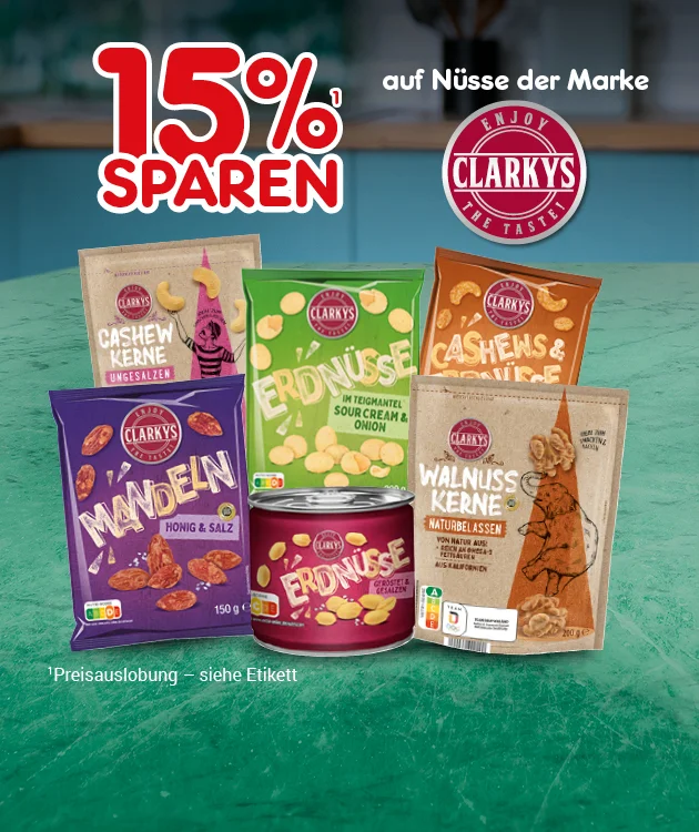 Diese Grafik zeigt einen gr&uuml;nlich-blauen Hintergrund mit Tischoptik und einer Produktanordnung. Oben links steht gro&szlig;: &bdquo;f&uuml;nfzehn Prozent sparen&ldquo;. Daneben steht: &bdquo;auf N&uuml;sse der Marke&ldquo; und ein rundes Markenlogo &bdquo;Clarky&rsquo;s&ldquo;. In der Mitte sind mehrere Packungen und Dosen mit Nussprodukten abgebildet, darunter Mandeln, Cashews sowie weitere Nuss- und Kernmischungen. Unten steht klein: &bdquo;Preisauslobung &ndash; siehe Etikett&ldquo;. Ganz unten mittig ein wei&szlig;er Button mit roter Umrandung und roter Schrift &bdquo;Jetzt Sparangebote entdecken&ldquo;, der zum Klicken einl&auml;dt.