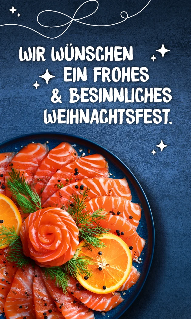Bild mit einem blauen Teller, darauf dekorativ angerichtete Lachs-Scheiben, Orangenscheiben, Dill und schwarze Pfefferk&ouml;rner. Links oben wei&szlig;e grafische Linien und Sterne auf dunkelblauem Hintergrund. Rechts daneben wei&szlig;er Schriftzug: &bdquo;Wir w&uuml;nschen ein frohes und besinnliches Weihnachtsfest.&ldquo; Unten mittig ein wei&szlig;es Feld mit roter Schrift: &bdquo;Deine Weihnachtsangebote entdecken&ldquo;, das zum Klicken einl&auml;dt.