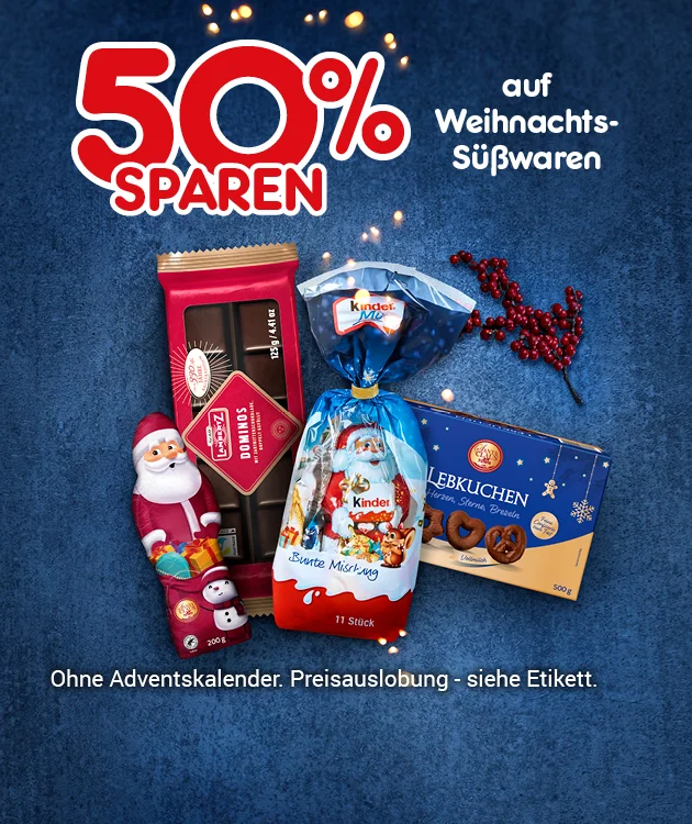 Das Bild zeigt verschiedene Weihnachtss&uuml;&szlig;waren auf einem blauen Untergrund mit kleinen Lichterketten und roten Beeren. Abgebildet sind ein Schokoladen-Weihnachtsmann, eine Packung Lebkuchen, eine Tafel Schokolade und eine gemischte T&uuml;te Kinder S&uuml;&szlig;waren. Oben links steht in gro&szlig;er roter Schrift &bdquo;f&uuml;nfzig Prozent sparen&ldquo;, daneben in wei&szlig; &bdquo;auf Weihnachtss&uuml;&szlig;waren&ldquo;. Unten links steht &bdquo;Preisauslobung &ndash; siehe Etikett&ldquo;. Unten mittig ein wei&szlig;es Feld mit roter Schrift: &bdquo;Weitere Sparangebote entdecken&ldquo;, das zum Klicken einl&auml;dt.