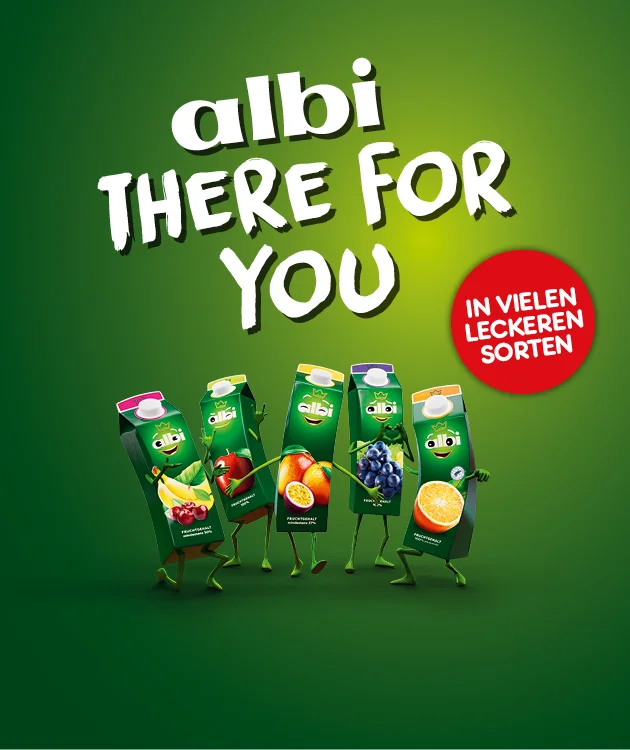 Gr&uuml;nes Motiv mit Farbverlauf. Links oben gro&szlig;e wei&szlig;e Schrift: &bdquo;albi THERE FOR YOU&ldquo;. Unten links f&uuml;nf kleine albi-Kartons als Comic-Figuren mit Armen und Beinen, mit verschiedenen Fruchtmotiven. Rechts drei gro&szlig;e albi-Packungen mit Schraubverschluss: &bdquo;Apfel Klar&ldquo; (&bdquo;Fruchtgehalt einhundert Prozent&ldquo;, &bdquo;ein Liter&ldquo;), &bdquo;Mango Maracuja Orange&ldquo; (&bdquo;Fruchtgehalt mindestens siebenunddrei&szlig;ig Prozent&ldquo;, &bdquo;ein Liter&ldquo;) und &bdquo;Orange&ldquo; (&bdquo;Fruchtgehalt einhundert Prozent&ldquo;, &bdquo;ein Liter&ldquo;). Daneben roter Kreis: &bdquo;IN VIELEN LECKEREN SORTEN&ldquo;. Unten links Icon &bdquo;Filiale&ldquo;. Unten rechts Button &bdquo;Weitere Angebote entdecken&ldquo;, der zum Klicken einl&auml;dt.
