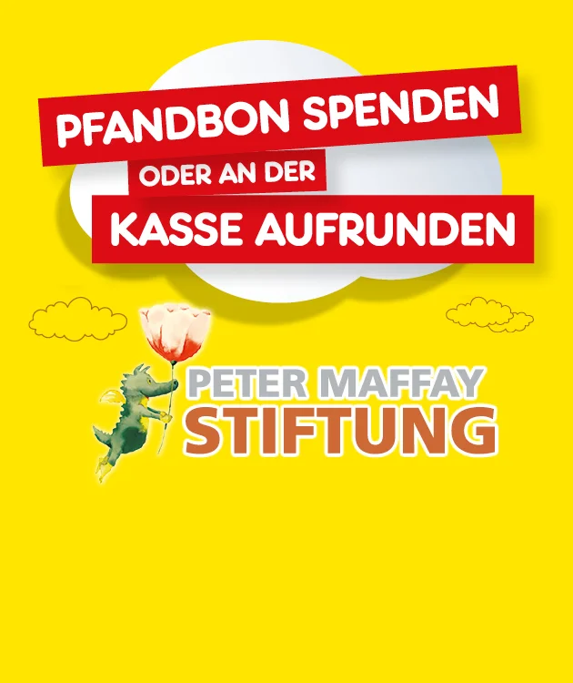 Diese Grafik zeigt einen gelben Hintergrund mit wei&szlig;en Wolkenformen und kleinen Wolken-Illustrationen. Links steht als Headline in roten Balken: &bdquo;Pfandbon spenden oder an der Kasse aufrunden&ldquo;. Oben rechts steht neben einem roten Herz-H&auml;nde-Symbol: &bdquo;Kleine Spende grosse Hilfe&ldquo;. Rechts ist in einer wolkenf&ouml;rmigen Bildfl&auml;che ein Foto von Peter Maffay neben einem gr&uuml;nen Drachen zu sehen. Unten links das Logo &bdquo;Peter Maffay Stiftung&ldquo; mit kleinem Drachen-Symbol der eine Blume in der Hand h&auml;lt. Ganz unten rechts ein Button &bdquo;Hier mehr erfahren&ldquo;, der zum Klicken einl&auml;dt.