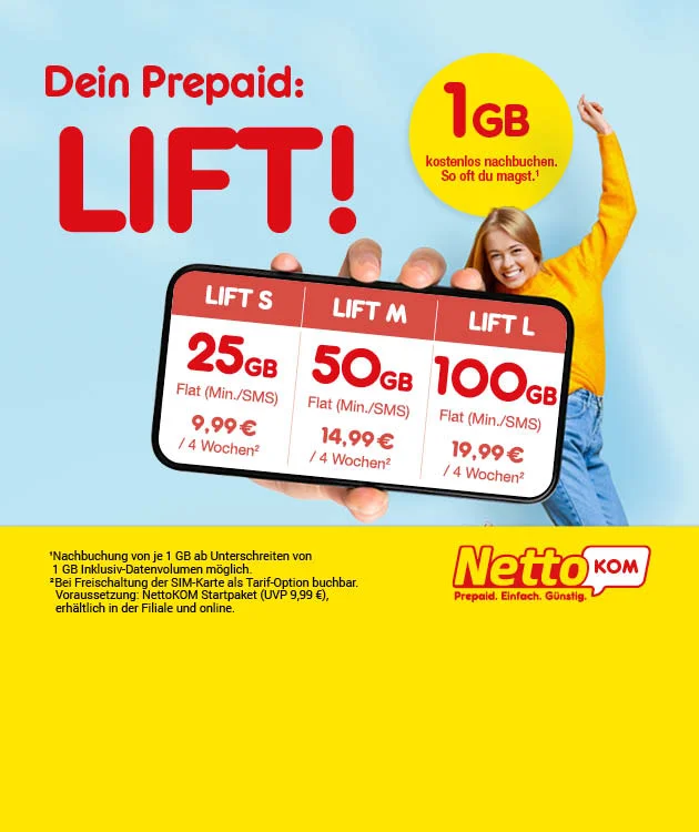 Auf dem Bild sieht man eine hellblaue und gelbe NettoKOM-Werbegrafik mit einer Frau im gelben Pullover und einer Hand mit Smartphone. Darauf steht Dein Prepaid LIFT, ein Gigabyte kostenlos nachbuchen, so oft du magst. Gezeigt werden LIFT S mit f&uuml;nfundzwanzig Gigabyte f&uuml;r neun Euro neunundneunzig, LIFT M mit f&uuml;nfzig Gigabyte f&uuml;r vierzehn Euro neunundneunzig und LIFT L mit hundert Gigabyte f&uuml;r neunzehn Euro neunundneunzig, jeweils f&uuml;r vier Wochen. Unten stehen NettoKOM Prepaid. Einfach. G&uuml;nstig. sowie der Button Hier mehr erfahren. Im Sternchentext stehen Freischaltung, Startpaket und Nachbuchungsbedingungen.