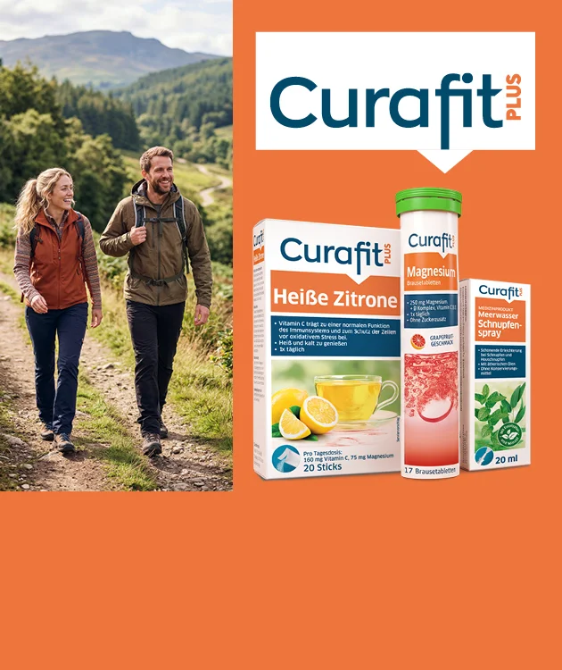 Diese Grafik zeigt auf braunem Hintergrund links ein rundes Foto von zwei wandernden Personen in einer Berglandschaft. Oben links steht auf einem blauen Banner &bdquo;Neues Design, gleiche Qualit&auml;t&ldquo;. Rechts daneben ist das Logo &bdquo;Curafit plus&ldquo; zu sehen. Im Vordergrund sind drei Curafit-Getr&auml;nke abgebildet, darunter die Sorten Hei&szlig;e Zitrone, Multivitamin und Kr&auml;uter. Unten in der Mitte l&auml;dt ein Button mit der Aufschrift &bdquo;Jetzt Angebote entdecken&ldquo; zum Klicken ein.