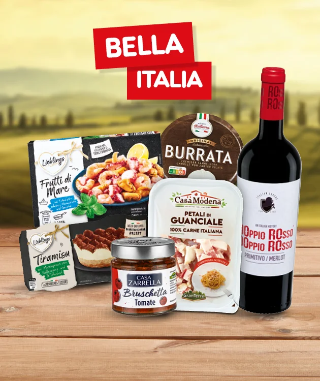Die Grafik zeigt einen gedeckten Holztisch mit italienischen Spezialit&auml;ten wie Burrata, Antipasti, Pasta, Rotwein und weiteren Feinkostartikeln unter der &Uuml;berschrift &bdquo;Bella Italia&ldquo; sowie dem Button &bdquo;Jetzt Angebote entdecken&ldquo;.