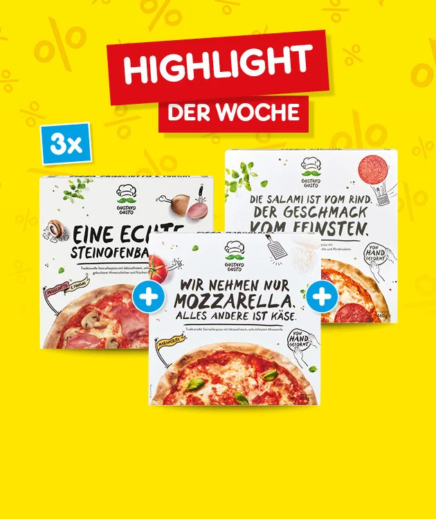 Gelbe Grafik mit Prozentzeichen-Hintergrund und rotem Schriftzug &bdquo;Highlight der Woche&ldquo;. Drei Pizza-Verpackungen von &bdquo;Gustavo Gusto&ldquo; mit Texten: &bdquo;Eine echte Steinofenb&auml;ckerei&ldquo;, &bdquo;Wir nehmen nur Mozzarella alles andere ist K&auml;se.&ldquo; und &bdquo;Die Salami ist vom Rind. Der Geschmack vom Feinsten.&ldquo; Unten ein Button mit &bdquo;Weitere Angebote entdecken&ldquo;, der zum Klicken einl&auml;dt.