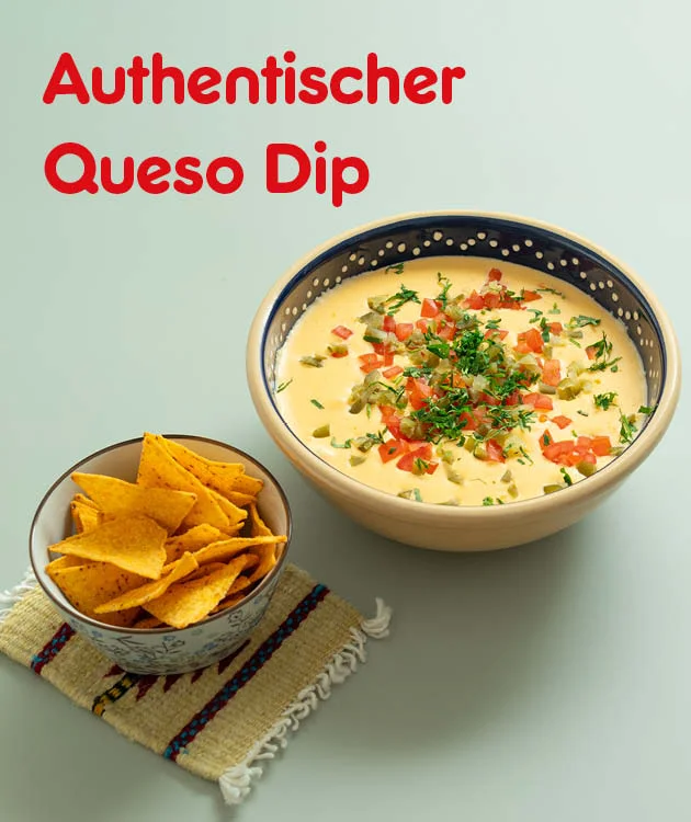 Diese Grafik zeigt auf hellgr&uuml;nem Hintergrund links oben den roten Schriftzug &bdquo;Authentischer Queso Dip&ldquo;. Rechts ist eine gro&szlig;e Schale mit cremigem Queso Dip zu sehen, garniert mit gew&uuml;rfelten Tomaten, gr&uuml;nen St&uuml;ckchen und frischen Kr&auml;utern. Links unten steht eine kleinere Schale mit Tortilla-Chips auf einem gefalteten Tuch. Ganz unten befindet sich ein wei&szlig;er Button mit roter Umrandung und der Aufschrift &bdquo;Hier Rezept entdecken&ldquo;, der zum Klicken einl&auml;dt.