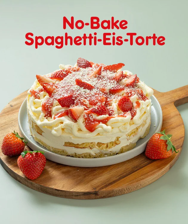 Diese Grafik zeigt auf hellgr&uuml;nem Hintergrund den roten Schriftzug &bdquo;No-Bake Spaghetti-Eis-Torte&ldquo;. Darunter ist eine runde Torte auf einem Teller und einem Holzbrett zu sehen, dekoriert mit Erdbeeren, heller Creme und Puderzucker; vor dem Brett liegen drei ganze Erdbeeren. Unten befindet sich ein wei&szlig;er Button mit roter Umrandung und roter Schrift &bdquo;Hier Rezept entdecken&ldquo;, der zum Klicken einl&auml;dt.