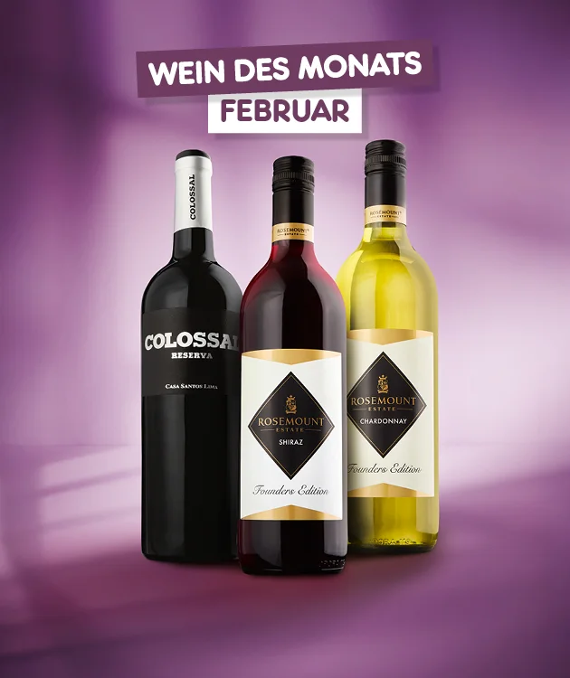 Drei Weinflaschen stehen nebeneinander auf einem lila Hintergrund. Links eine Flasche Colossal Reserva, in der Mitte und rechts zwei Flaschen Rosemount Estate, einmal Shiraz und einmal Chardonnay. Oben steht in wei&szlig;er Schrift auf lila Hintergrund &bdquo;Wein des Monats Februar&ldquo;. Unten befindet sich ein wei&szlig;er Button mit rotem Rand und roter Aufschrift &bdquo;Hier Weine entdecken&ldquo;, der zum Klicken einl&auml;dt.