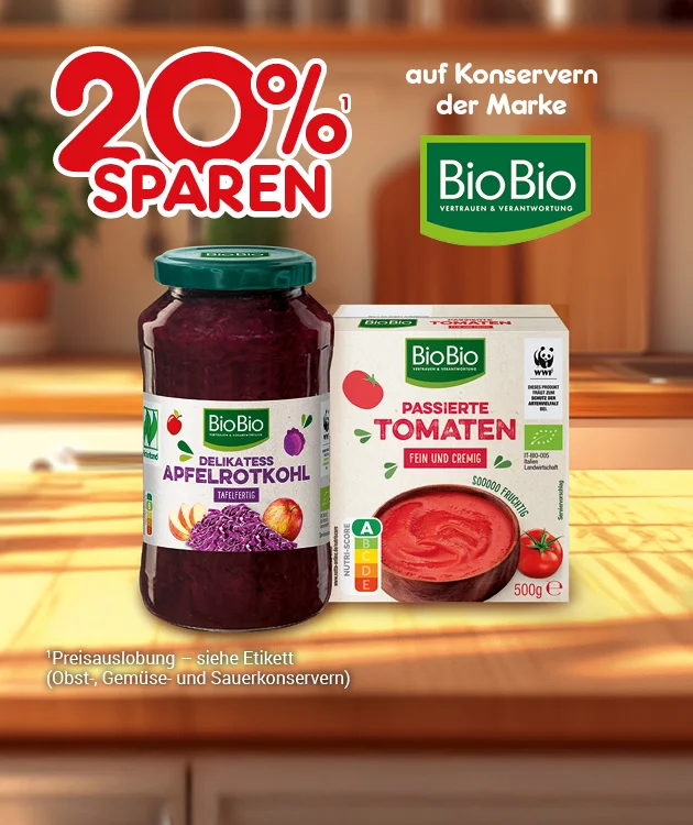 Grafik: &bdquo;Zwanzig Prozent sparen&sup1;&ldquo; auf Konserven der Marke BioBio. Abgebildet sind ein Glas &bdquo;BioBio Delikatess Apfelrotkohl&ldquo; und eine Packung &bdquo;BioBio passierte Tomaten, fein und cremig&ldquo;, Inhalt: f&uuml;nfhundert Gramm. Es gibt einen Hinweis zur hochgestellten Eins: &bdquo;Preisauslobung &ndash; siehe Etikett (Obst-, Gem&uuml;se- und Sauerkonserven)&ldquo;. Unten mittig ein wei&szlig;er Button mit rotem Rand und roter Schrift: &bdquo;Weitere Sparangebote entdecken&ldquo;, der zum Klicken einl&auml;dt.