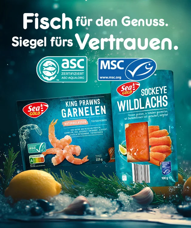 Diese Grafik zeigt auf blaugr&uuml;nem Unterwasserhintergrund die &Uuml;berschrift &bdquo;Fisch f&uuml;r den Genuss. Siegel f&uuml;rs Vertrauen.&ldquo; Oben rechts sind die Siegel &bdquo;MSC&ldquo; und &bdquo;ASC zertifiziert aus Aquakultur&ldquo; zu sehen. Abgebildet sind zwei Produkte der Marke &bdquo;Sea Gold&ldquo;: &bdquo;King Prawns Garnelen&ldquo; und &bdquo;Sockeye Wildlachs&ldquo;. Unten sind Zitronen und Meeresdekoration dargestellt. Unten mittig befindet sich ein Button mit der Aufschrift &bdquo;Hier mehr erfahren&ldquo;, der zum Klicken einl&auml;dt.