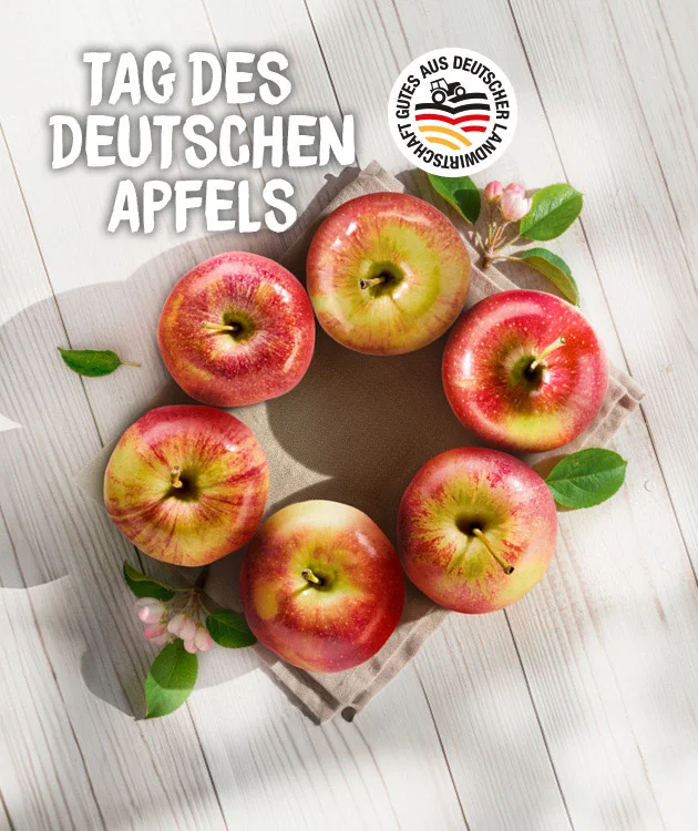 Grafik zeigt sechs rot-gelbe &Auml;pfel, die auf einem hellen Holztisch und einem beigen Tuch liegen. Links oben steht in wei&szlig;er Schrift: &bdquo;Tag des deutschen Apfels&ldquo;. Darunter befindet sich ein rundes Siegel mit der Aufschrift &bdquo;Gutes aus Deutschland&ldquo; und einer stilisierten Deutschlandflagge. Im Hintergrund sind Apfelbl&auml;tter und ein heller Lichtschein zu sehen. Unten auf dem Bild befindet sich ein wei&szlig;-roter Button mit der Aufschrift &bdquo;Jetzt Angebote entdecken&ldquo;, der zum Klicken einl&auml;dt.