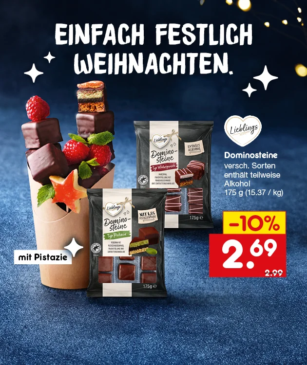 Bild mit weihnachtlichem Hintergrund und Lichterketten. Links ein brauner Pappbecher, gefüllt mit Dominosteinen, Himbeeren, Minzblättern und einem ausgestochenen Stern aus Apfel. Im Vordergrund zwei Packungen „Lieblings Dominosteine“: Sorte „Typ Winterapfel“ mit dem Hinweis „enthält Alkohol“ und Sorte „mit Pistazie“ mit dem Hinweis „mit laktosefreier Vollmilchschokolade“. Beide Packungen enthalten einhundertfünfundsiebzig Gramm. Rechts daneben der Text: „Einfach festlich Weihnachten“. Darunter: „Lieblings Dominosteine, verschiedene Sorten, enthält teilweise Alkohol, einhundertfünfundsiebzig Gramm, fünfzehn Euro und siebenunddreißig Cent pro Kilogramm“. Daneben ein gelbes Preisschild mit rotem Feld: „minus zehn Prozent, zwei Euro neunundsechzig, vorher zwei Euro neunundneunzig“. Ein Klick auf den Button unten rechts lädt zum "Weitere Angebote entdecken" ein.