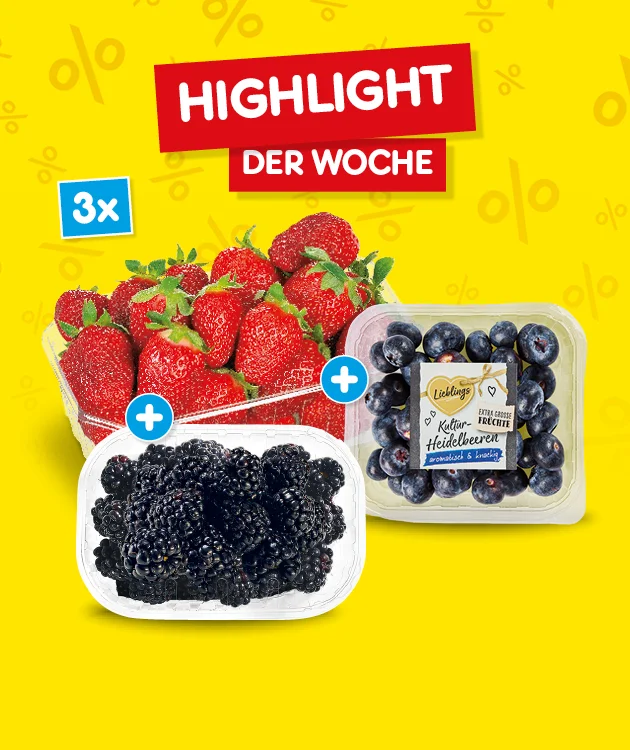 Gelber Hintergrund mit dezentem Prozentmuster. Oben zwei rote Banner mit wei&szlig;er Schrift &bdquo;Highlight&ldquo; und darunter &bdquo;der Woche&ldquo;. Links oben ein blaues Feld &bdquo;drei mal&ldquo;. In der Mitte sind Fr&uuml;chte abgebildet: links Erdbeeren, unten Heidelbeeren und rechts Brombeeren; &uuml;ber Heidelbeeren und Brombeeren liegen jeweils kleine blaue Kreise mit wei&szlig;em Pluszeichen. Unten ein wei&szlig;er Button mit rotem Rand und roter Schrift &bdquo;Weitere Angebote entdecken&ldquo;, der zum Klicken einl&auml;dt.